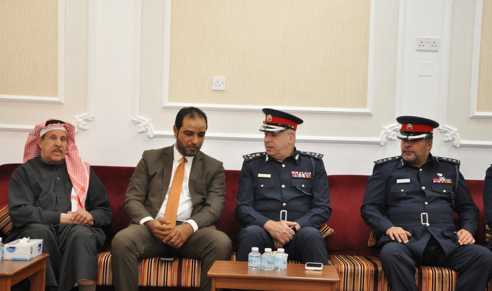 مدير عام شرطة العاصمة يزور عدد من مجالس العكر ويبحث الاحتياجات الأمنية مع أهالي المنطقة<